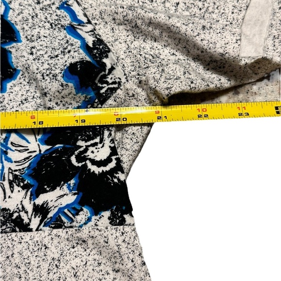 On the Byas Men’s Large Gray and Floral T-Shirt size Large - Picture 5 of 7